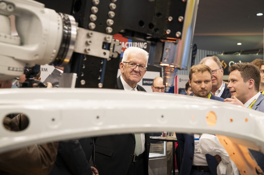 Winfried Kretschmann besucht Messestand der MPA