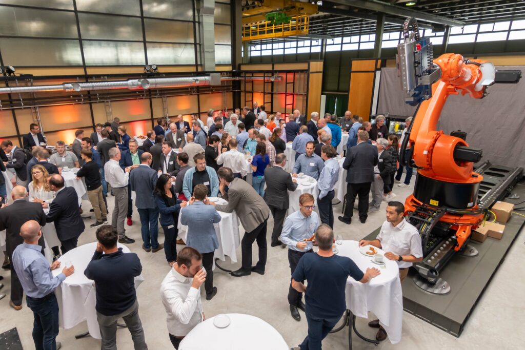 Ingenieure und Techniker waehrend eines Events im Labor der Materialpruefungsanstalt