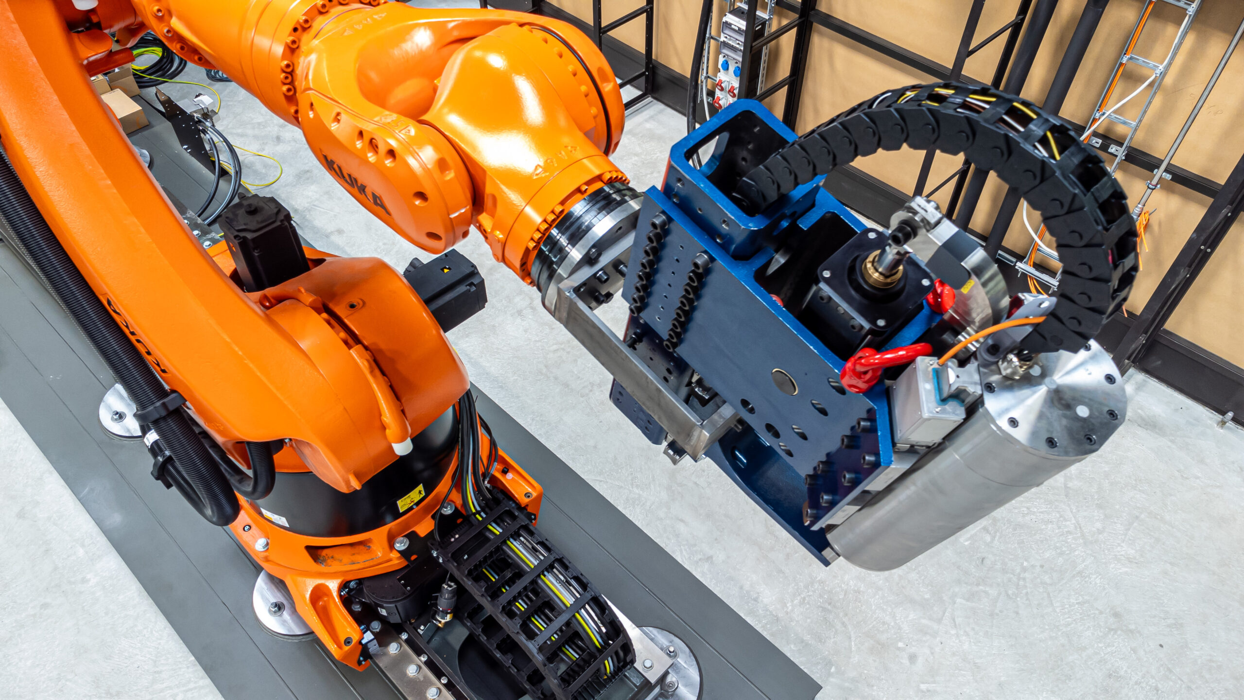 MPA_Roboterarm_mit_Rührreibschweißzange_2