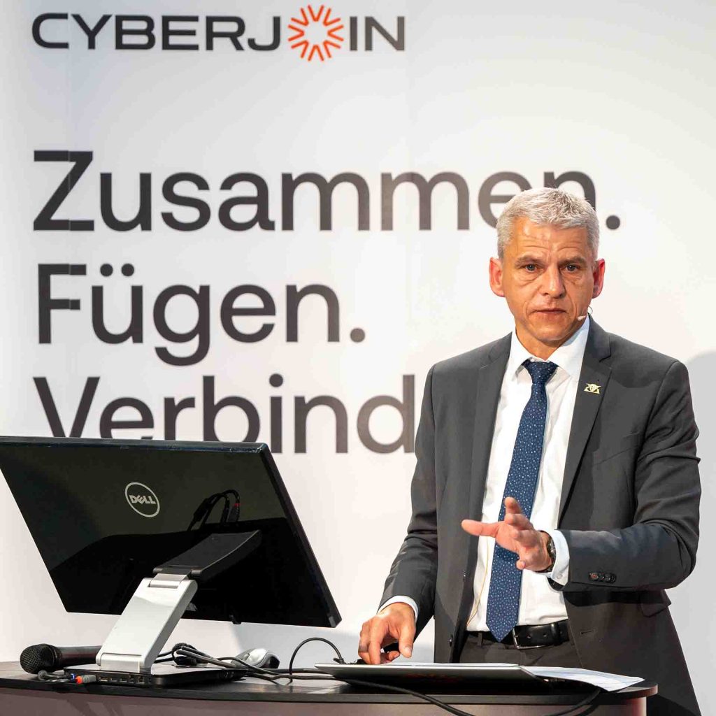 Staatssekretaer Dr. Patrick Rapp spricht ueber Herausforderungen der Wirtschaft Baden-Wuerttembergs