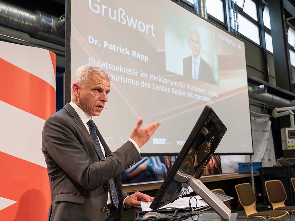 Staatssekretaer Dr. Patrick Rapp spricht vor Automobilindustrie und Zulieferern