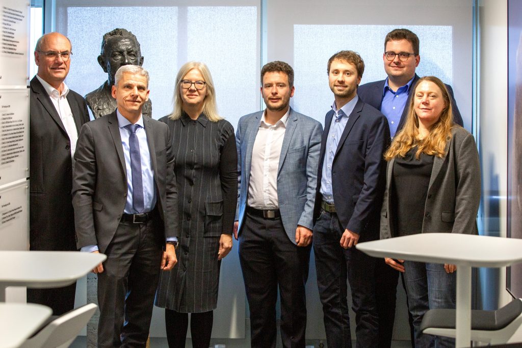 Ein Gruppenfoto an der MPA Universität Stuttgart: von links: Prof. Dr.-Ing. Stefan Weihe, Direktor MPA, Dr. Patrick Rapp, Staatssekretär, Anna Steiger, Kanzlerin der Universität Stuttgart, Dr.-Ing. Martin Werz, Abteilungsleiter MPA Fügetechnik und Additive Fertigung, Moritz Käß, MPA, Maximilian Friedrich, MPA, Dr.-Ing. Anne Jüngert, Abteilungsleiterin MPA Zerstörungsfreie Prüfung
