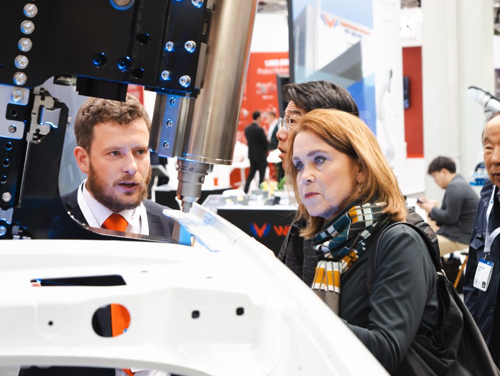 Ministerin Petra Olschowski mit Dr. Martin Werz auf dem CyberJoin Stand