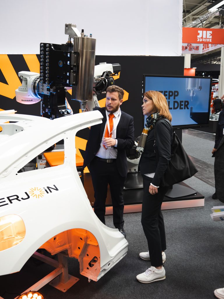 Karosserie eines Mercedes EQS mit dem KUKA-Roboter und dem Steppwelder