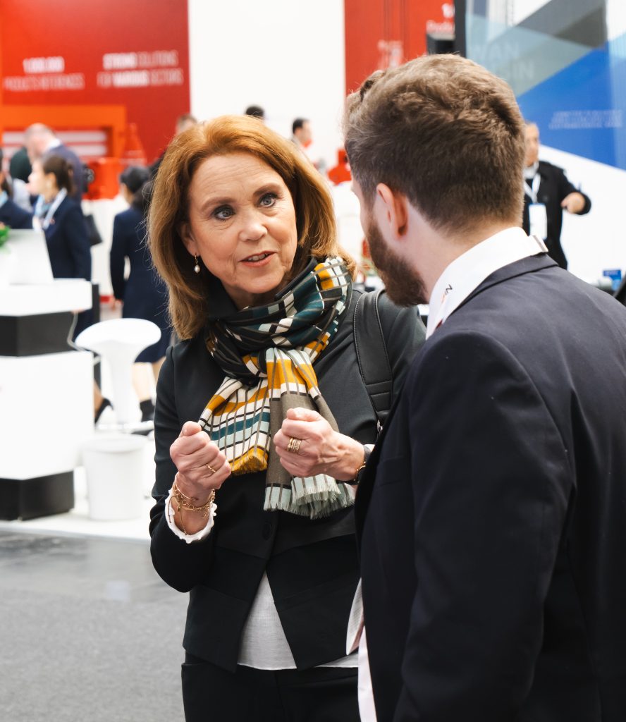 Ministerin Petra Olschowski mit Dr. Martin Werz auf dem CyberJoin Stand