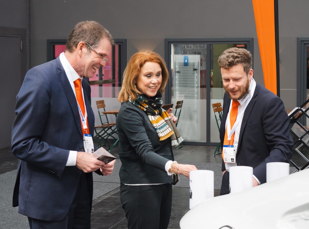 Ministerin Petra Olschowski mit Ewald Agresz und Dr. Martin Werz auf dem CyberJoin Stand der Hannover Messe